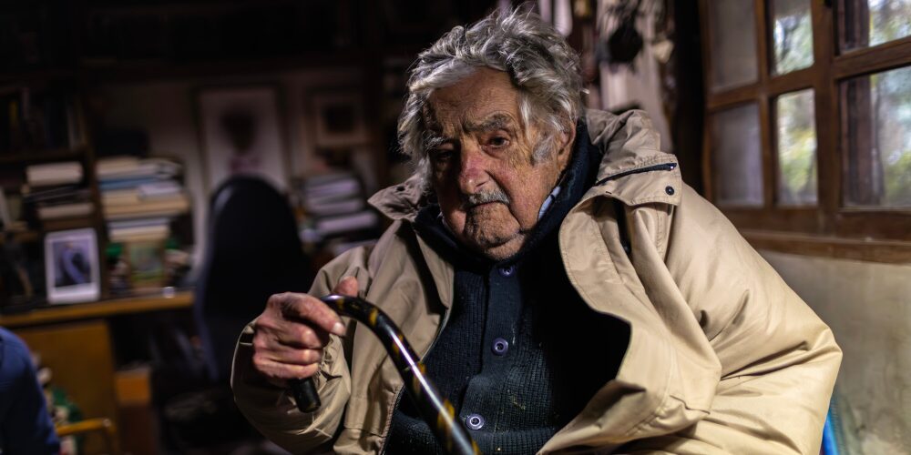 El expresidente de Uruguay, José “Pepe” Mujica, de 89 años, atraviesa la fase terminal de un cáncer de esófago y permanece en su chacra de Rincón del Cerro, donde recibe cuidados paliativos para sobrellevar el dolor. 