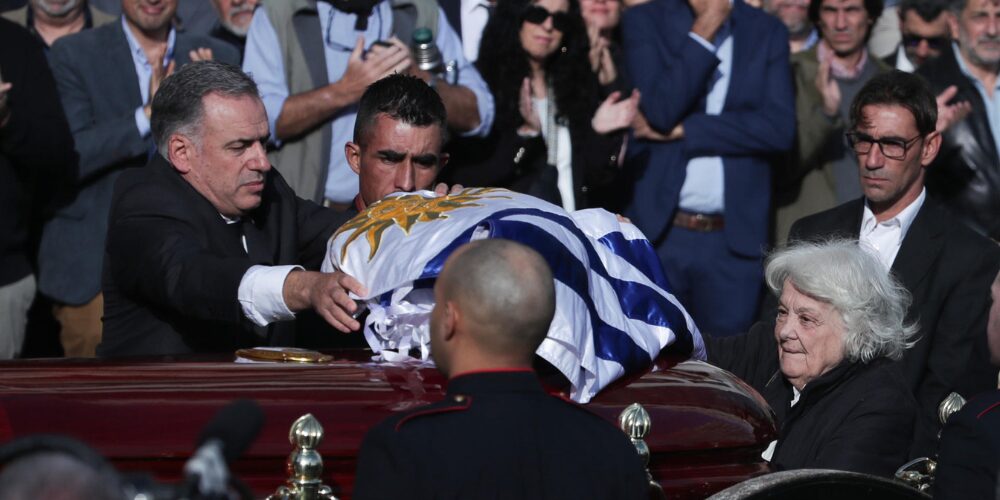  Acompañado por miles de personas, el cortejo fúnebre del expresidente de Uruguay José Mujica partió este miércoles desde la Torre Ejecutiva de Montevideo hacia el Palacio Legislativo, donde sus restos serán velados.