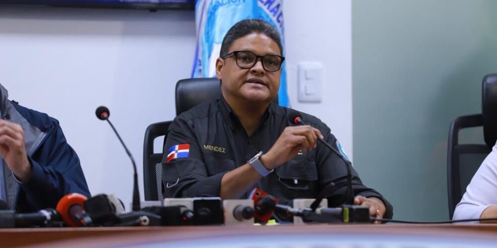  El director del Centro de Operaciones de Emergencias (COE), Juan Méndez, informó que será cancelado un miembro de la institución por desobedecer una instrucción directa durante el operativo de búsqueda de la adolescente que fue arrastrada por una alcantarilla la tarde del jueves, producto de las intensas lluvias registradas por la incidencia de una vaguada en el sector Lavapié, provincia San Cristóbal.