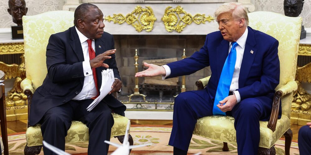  El presidente de Estados Unidos, Donald Trump, protagonizó este miércoles un tenso encuentro con el presidente sudafricano, Cyril Ramaphosa, en la Casa Blanca, durante el cual proyectó un video para denunciar un supuesto "genocidio" contra la minoría blanca afrikáner, una acusación que Ramaphosa rechazó categóricamente.