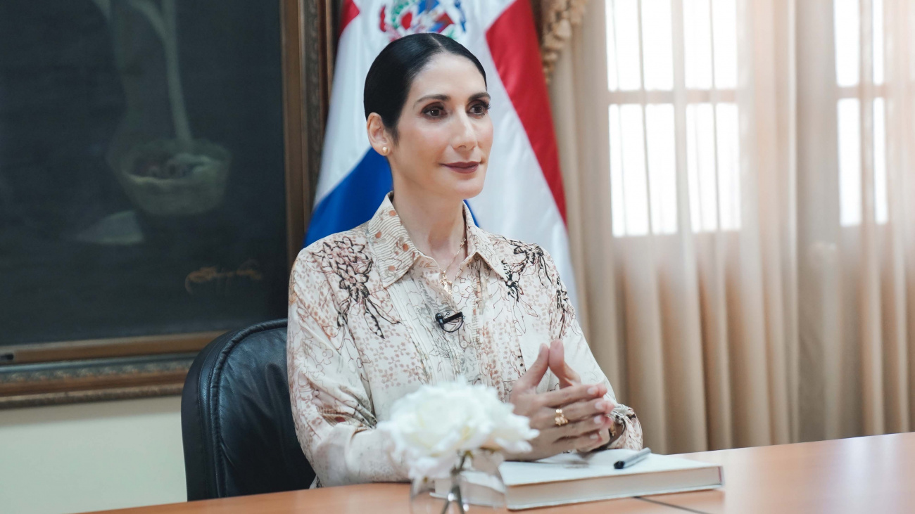 La primera dama de la República Dominicana, Raquel Arbaje, expresó su respaldo a la ministra de Interior y Policía, Faride Raful, quien anunció acciones legales frente a las recientes difamaciones en su contra.