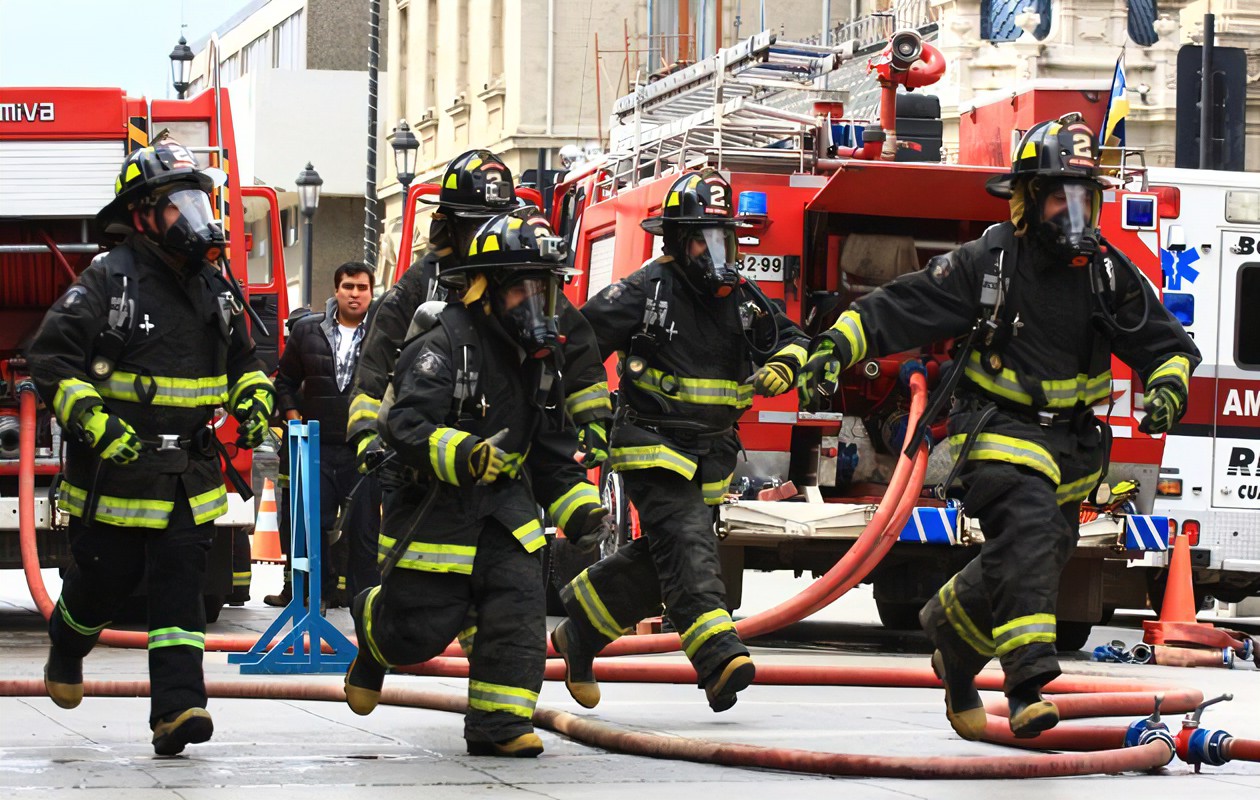 Cada 4 de mayo se conmemora el Día Internacional de los Bomberos, una fecha dedicada a rendir homenaje a los hombres y mujeres que, con valentía y entrega, arriesgan sus vidas diariamente para proteger a la población ante incendios, desastres naturales y otras situaciones de emergencia.