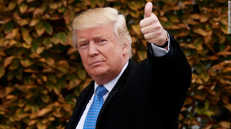 El presidente Donald Trump dijo este viernes que le parece “apropiado” rebajar al 80% el actual arancel del 145% que su Gobierno impone a las importaciones chinas y ha pedido a Pekín abrir su mercado, un día antes del diálogo comercial previsto entre representantes de Estados Unidos y China en Suiza.
