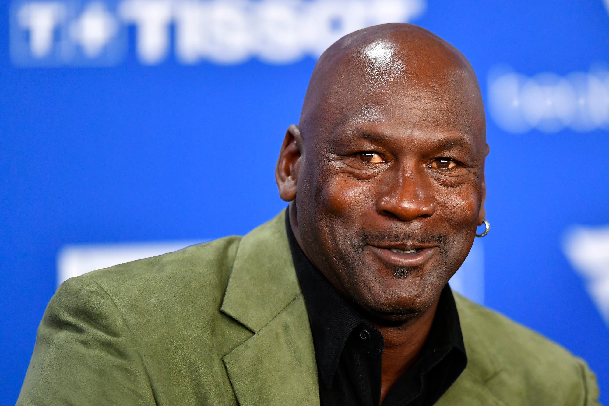 La leyenda del baloncesto Michael Jordan regresa oficialmente a la NBA, esta vez desde las cabinas de transmisión. La cadena NBC anunció este lunes el fichaje del icónico exjugador como colaborador especial en sus retransmisiones de la liga a partir de la temporada 2025-2026, marcando un hito en su cobertura deportiva.