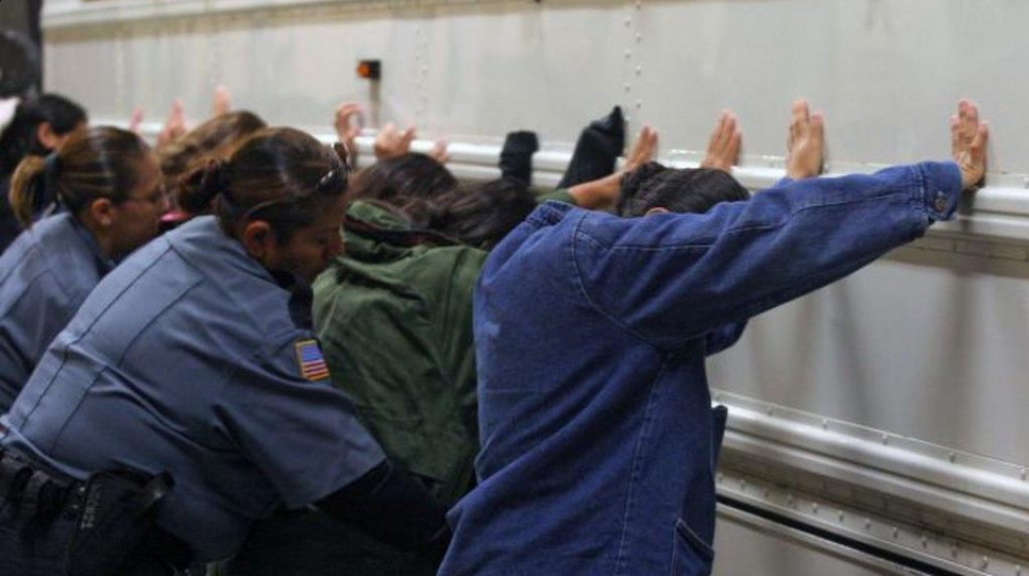 Los arrestos fronterizos diarios de migrantes que cruzaron a Estados Unidos registraron una caída del 93 % desde la llegada al poder en enero pasado del presidente, Donald Trump, con un récord mínimo en marzo, informó este martes el Departamento de Seguridad Nacional (DHS).