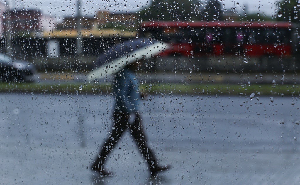 Las intensas lluvias que inciden sobre el territorio dominicano desde la última semana han afectado 738 viviendas, cinco carreteras y cuatro puentes, mientras 20 comunidades fueron incomunicadas y 3,690 movilizadas a áreas seguras. Un total de 25 provincias se encuentran bajo alerta.