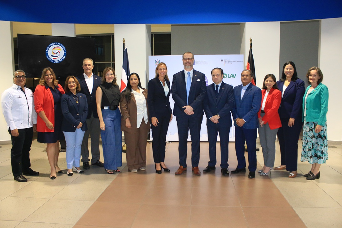 Santo Domingo, RD. – La junta directiva de la Cámara de Comercio, Industria y Turismo Domínico-Alemana realizó, en el showroom de Volkswagen, la rueda de prensa y lanzamiento oficial de la segunda Semana Dominicana en Alemania, que se celebrará a partir de próximo lunes 2 hasta el viernes 6 de junio del presente año, en las ciudades de Múnich y Hamburgo respectivamente.