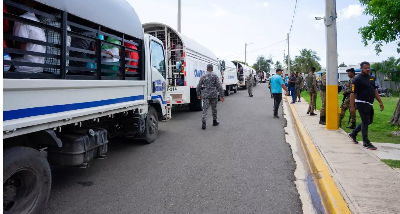 El Vaticano, en su portal de internet «Vatican News», afirma que las  políticas en contra de la migración ilegal adoptadas por República Dominicana «empeoran el drama humanitario de la población haitiana, exponiendo a más peligros a mujeres embarazadas y madres con niños pequeños».