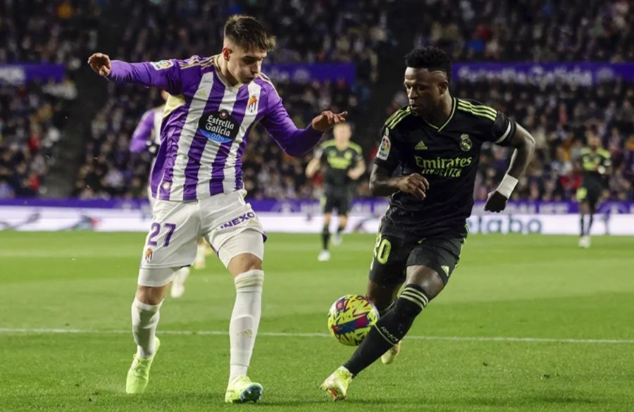 La Audiencia Provincial de Valladolid ha condenado a un año de prisión por un delito de odio a cada uno de los cinco acusados de insultar a Vinicius Jr en el partido de fútbol disputado el 30 de diciembre de 2022 en el Estadio José Zorrilla de Valladolid.