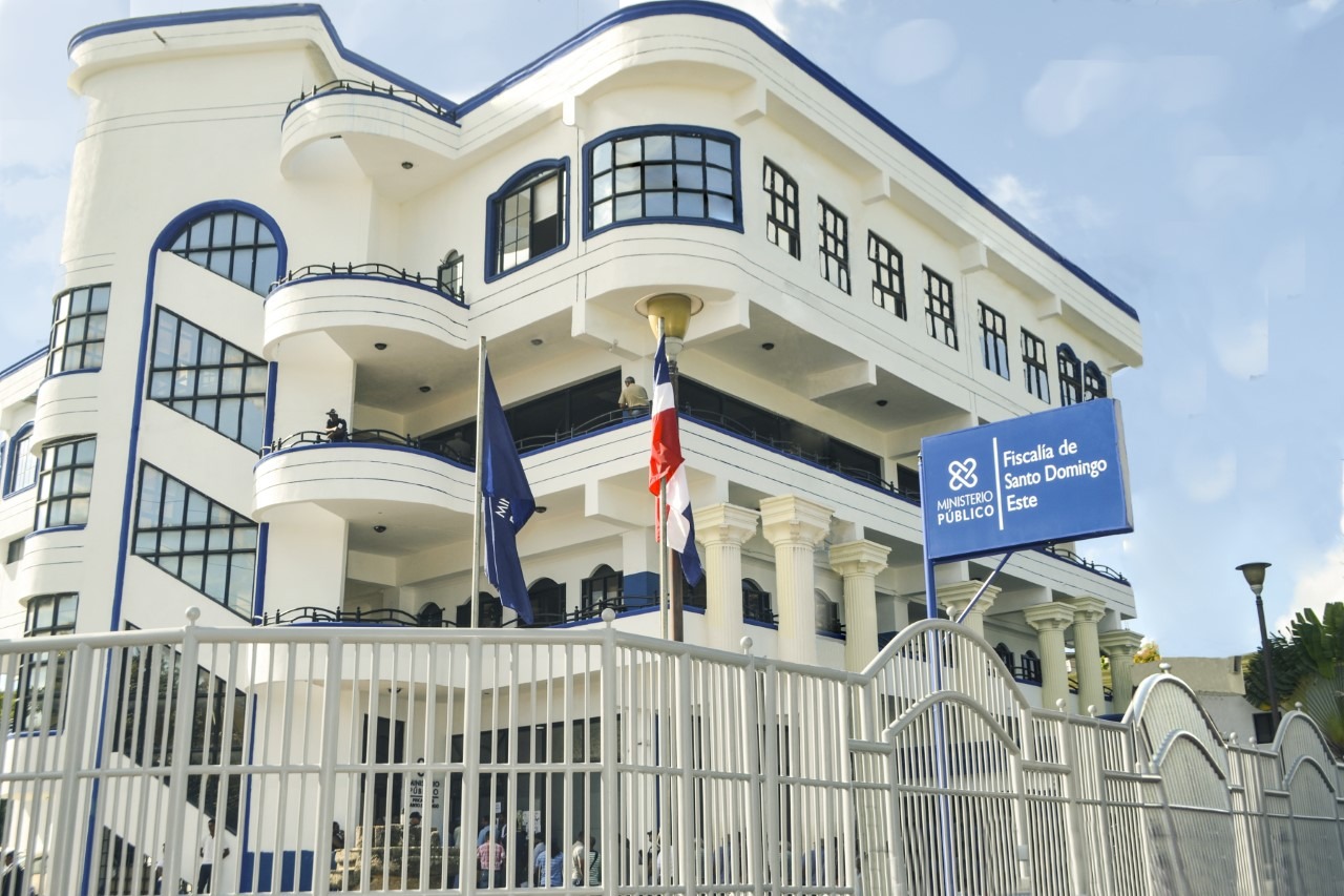A solicitud del Ministerio Público, un tribunal condenó a 20 años de prisión a un hombre, que, en asociación de malhechores, agredió a machetazos a otro en un hecho registrado en el año 2023, en el sector Perla Antillana de este municipio.