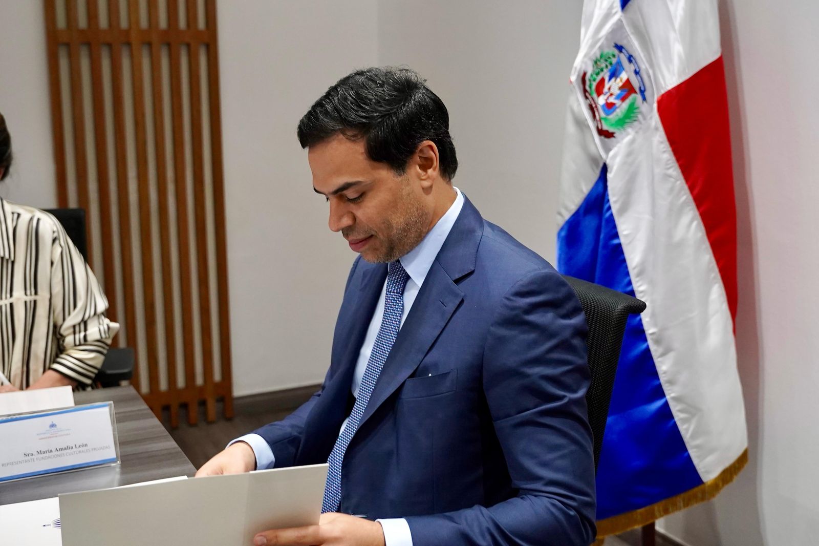 El ministro de Cultura, Roberto Ángel Salcedo, encabezó hoy una sesión trascendental del Consejo Nacional de Cultura (CNC), en la que compartió los lineamientos estratégicos de su gestión y lideró importantes decisiones que buscan revitalizar el funcionamiento del principal órgano rector de la política cultural dominicana.