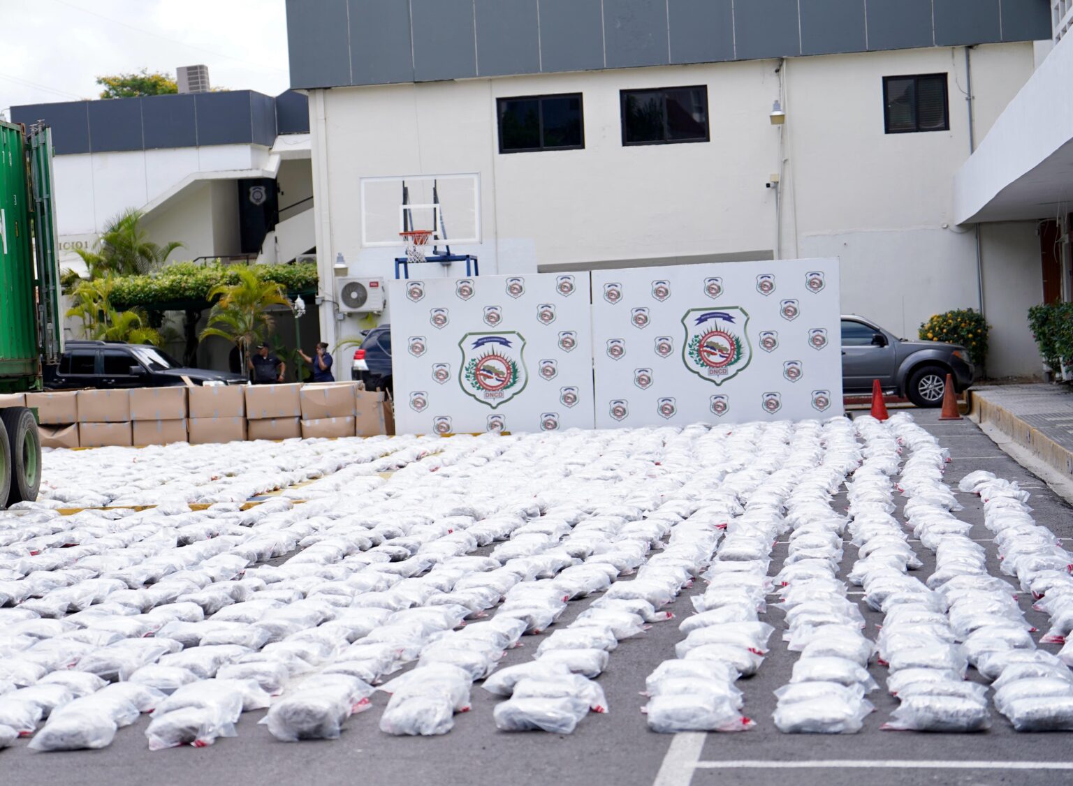 El Ministerio Público informó este miércoles de que arrestó, conjuntamente con la Dirección Nacional de Control de Drogas (DNCD), a un hombre por su vinculación a 334 paquetes de drogas, presumiblemente cocaína o heroína, ocupados recientemente en el Puerto Multimodal Caucedo.