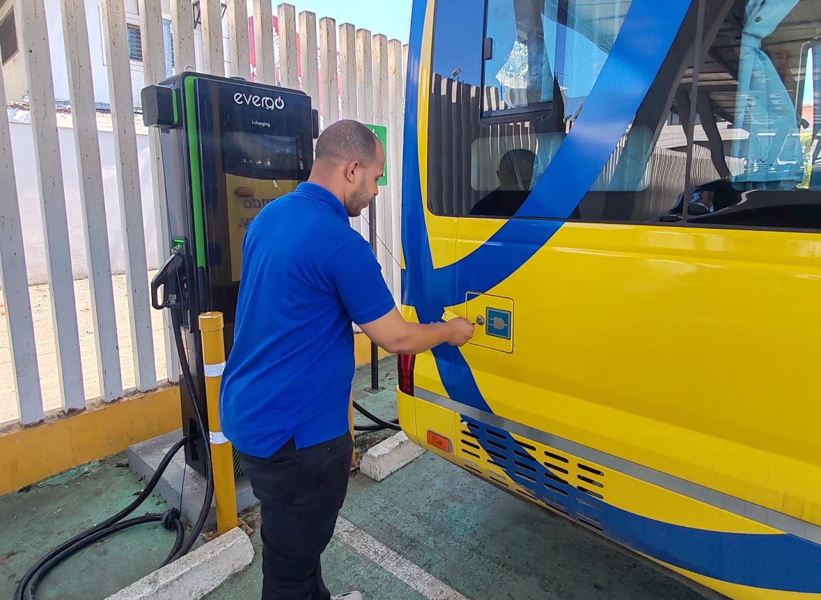 El Ministerio de Educación de la República Dominicana (MINERD), a través del Sistema Nacional de Transporte Estudiantil (TRAE), entregó hoy tres modernos autobuses adaptados para el transporte de estudiantes con discapacidad, como parte de su compromiso con la inclusión y la equidad en el acceso a la educación.