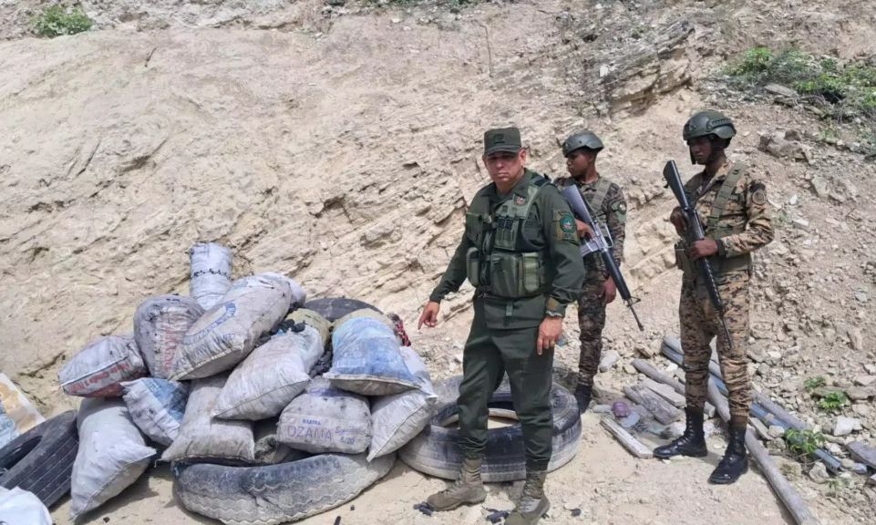 Un operativo conjunto encabezado por el Servicio Nacional de Protección Ambiental (SENPA), en coordinación con el Ejército de la República Dominicana (ERD), la Dirección de Inteligencia del Estado Mayor Conjunto del Ministerio de Defensa (J-2) y el Ministerio de Medio Ambiente, culminó con la detención de un individuo y la incautación de mercancía ilegal en el municipio de Jimaní.