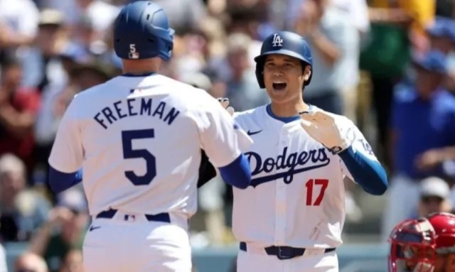 Shohei Ohtani y Freddie Freeman volvieron a mostrar su poder ofensivo, conectando jonrones ante el dominicano Sandy Alcántara para liderar la victoria 7-4 de los Dodgers de Los Ángeles sobre los Marlins de Miami, este lunes por la noche en el LoanDepot Park.