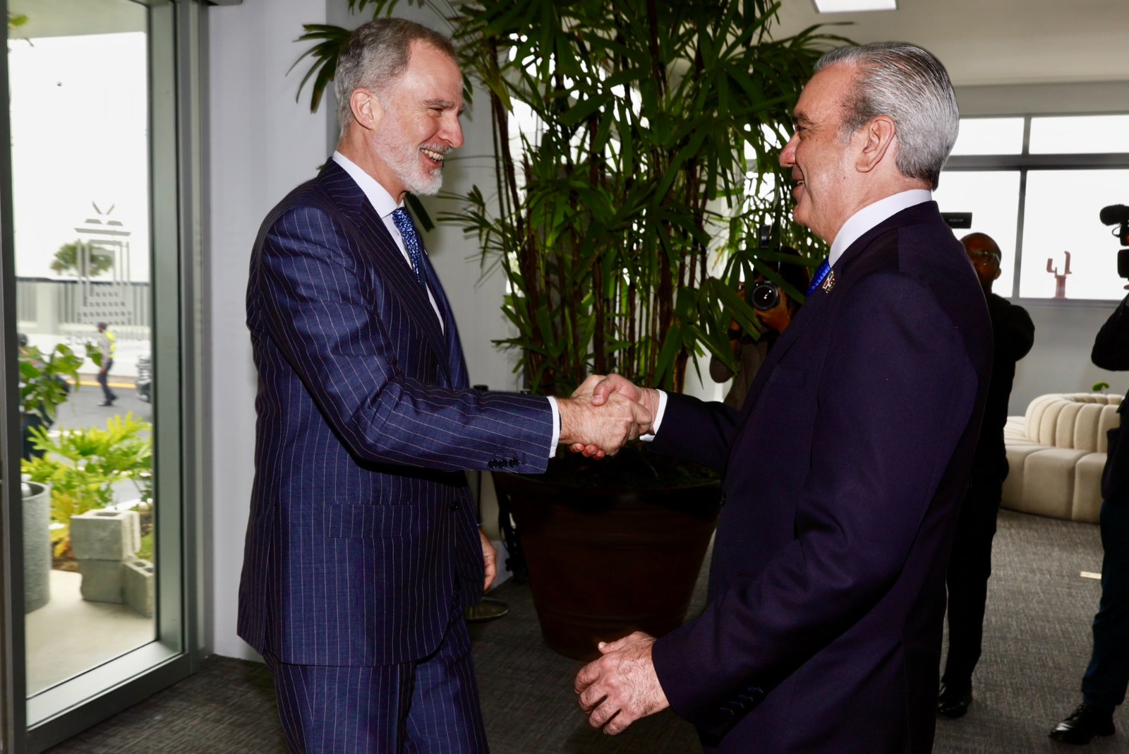 En el marco del 29 Congreso Mundial del Derecho, Su Majestad el Rey Felipe VI de España entregó este martes al presidente de la República Dominicana, Luis Abinader, un monumento conmemorativo como homenaje al legado de la Escuela de Salamanca, reconocida por su histórica influencia en el desarrollo del derecho internacional, los derechos humanos y la economía de mercado.
