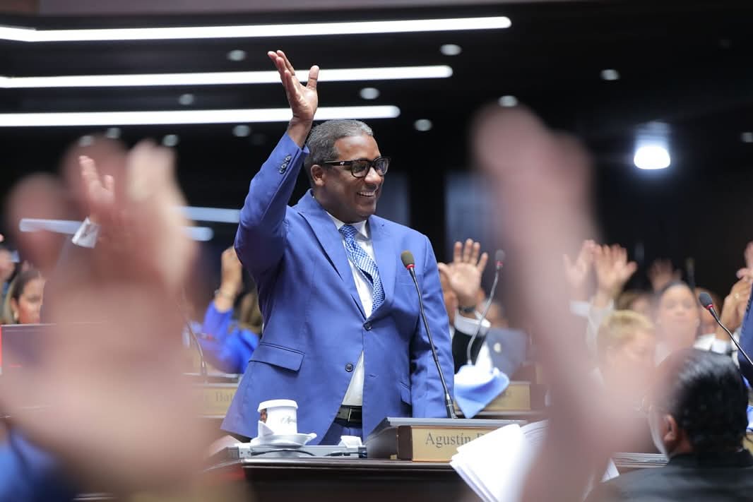 Agustín Burgos se despidió la mañana de este miércoles de su cargo como diputado por la provincia La Vega, para asumir como director ejecutivo del Instituto Dominicano de Prevención y Protección de Riesgos Laborales (Idoppril).