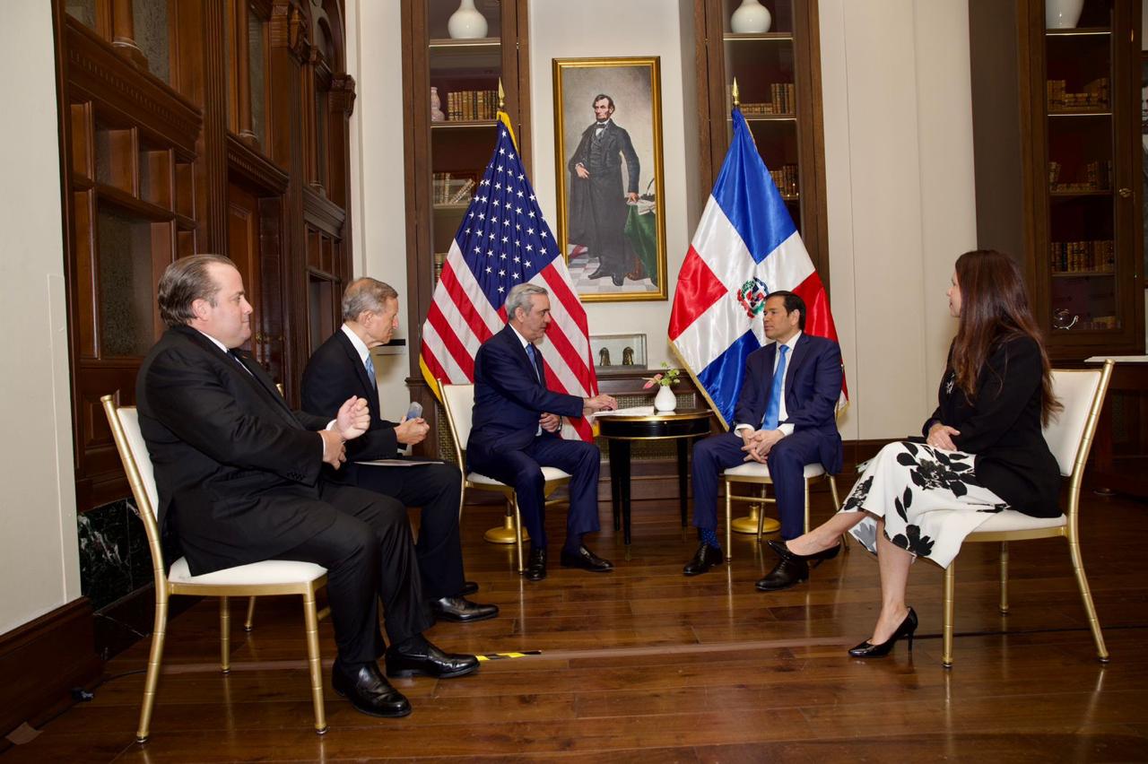 El presidente de la República Dominicana, Luis Abinader, fue reconocido este lunes con el Premio al Liderazgo otorgado por el Instituto de Liderazgo Hispano del Congreso (CHLI), en un acto celebrado en la ciudad de Washington, D.C., donde aprovechó su discurso para reafirmar la importancia de la alianza estratégica entre República Dominicana y Estados Unidos.