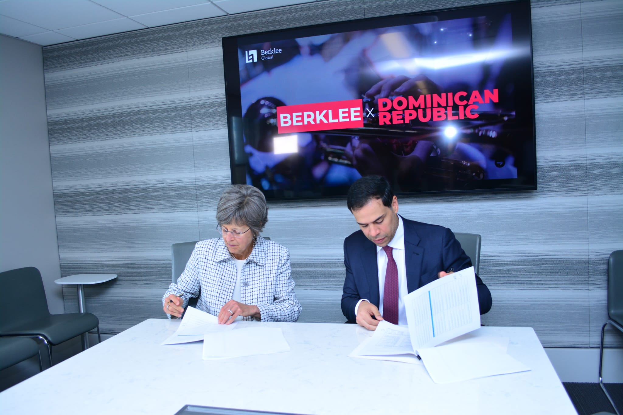 El Ministerio de Cultura de la República Dominicana (MINC) y Berklee College of Music suscribieron un acuerdo de cooperación que representa un hito en el fortalecimiento de la formación musical en el país.