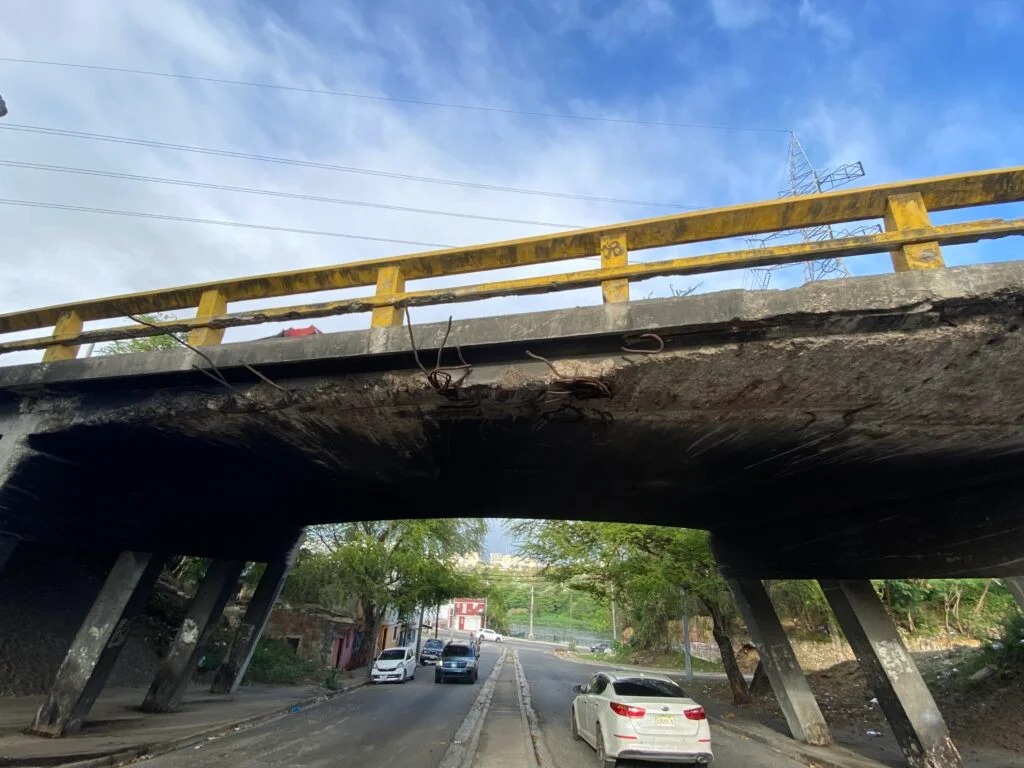 En medio del constante crecimiento urbano y la expansión demográfica, una amenaza silenciosa se cierne sobre los ciudadanos de Santo Domingo: el deterioro progresivo de infraestructuras clave. Puentes, pasos a desnivel, y edificios gubernamentales muestran signos visibles de desgaste, muchos de ellos con décadas sin mantenimiento adecuado.