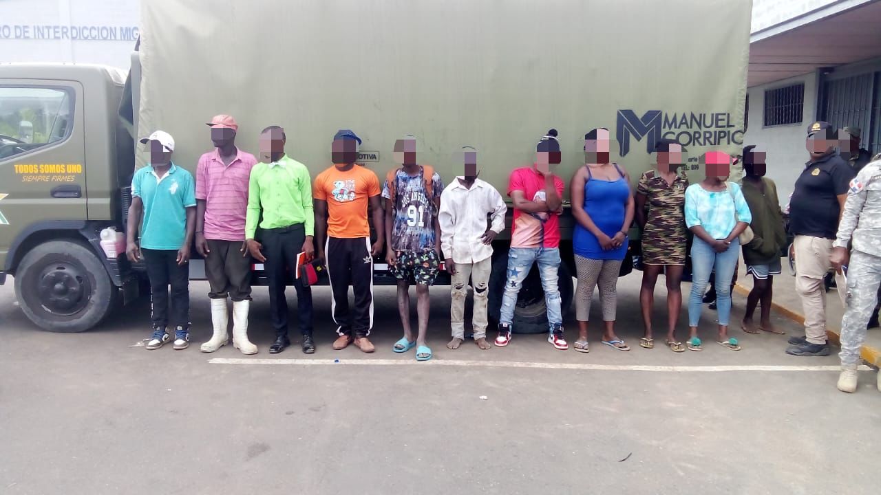 Equipos de interdicción de la Dirección General de Migración (DGM) detuvieron a 1,143 nacionales haitianos indocumentados, en operaciones realizadas ayer en distintos puntos del país.