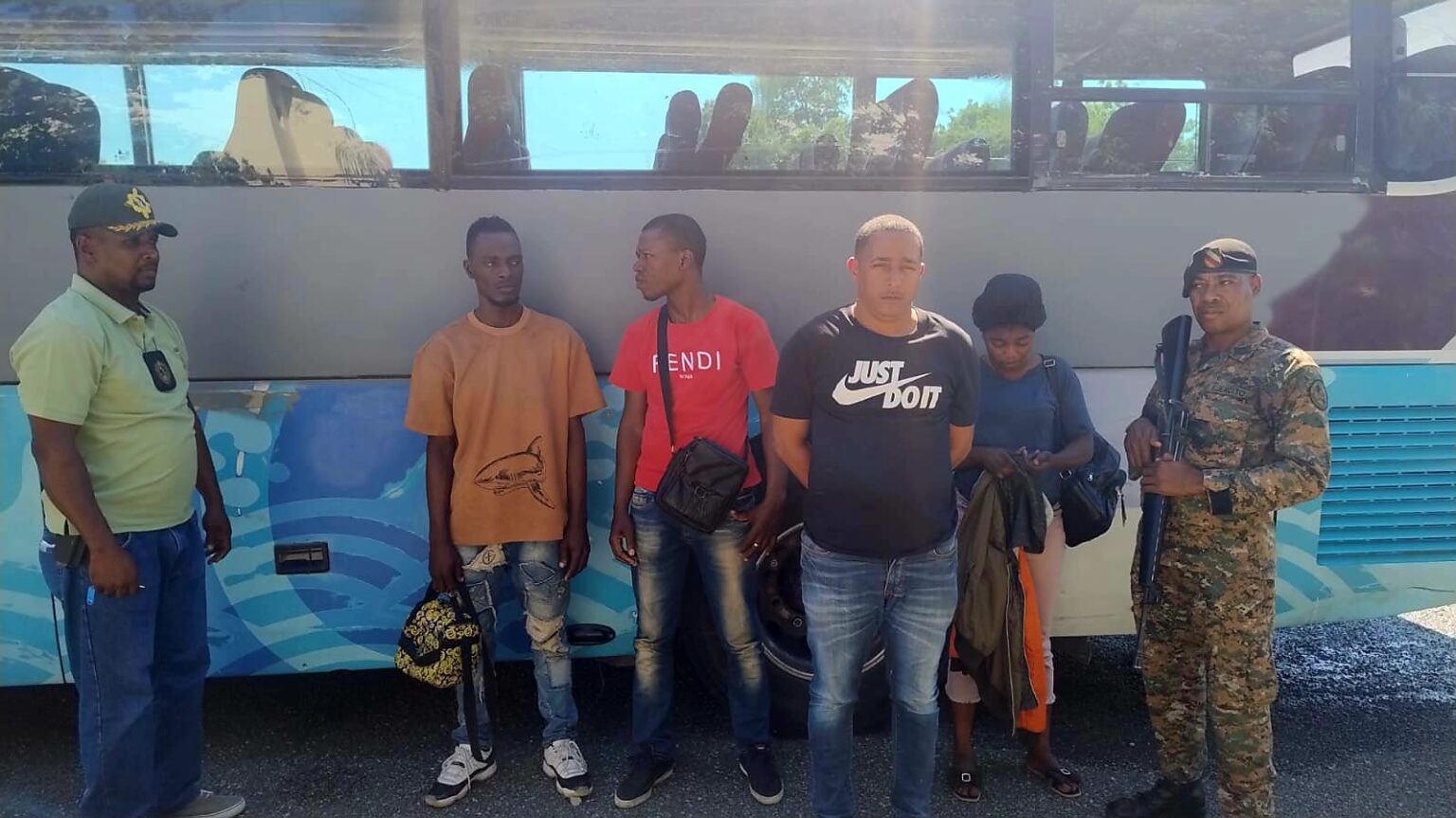 Durante una inspección vehicular realizada en la comunidad de Arroyo Salado, del Municipio de Las Yayas, miembros del Ejército de República Dominicana arrestaron por segunda ocasión, a un hombre que ocultaba inmigrantes indocumentados en el maletero de un autobús.