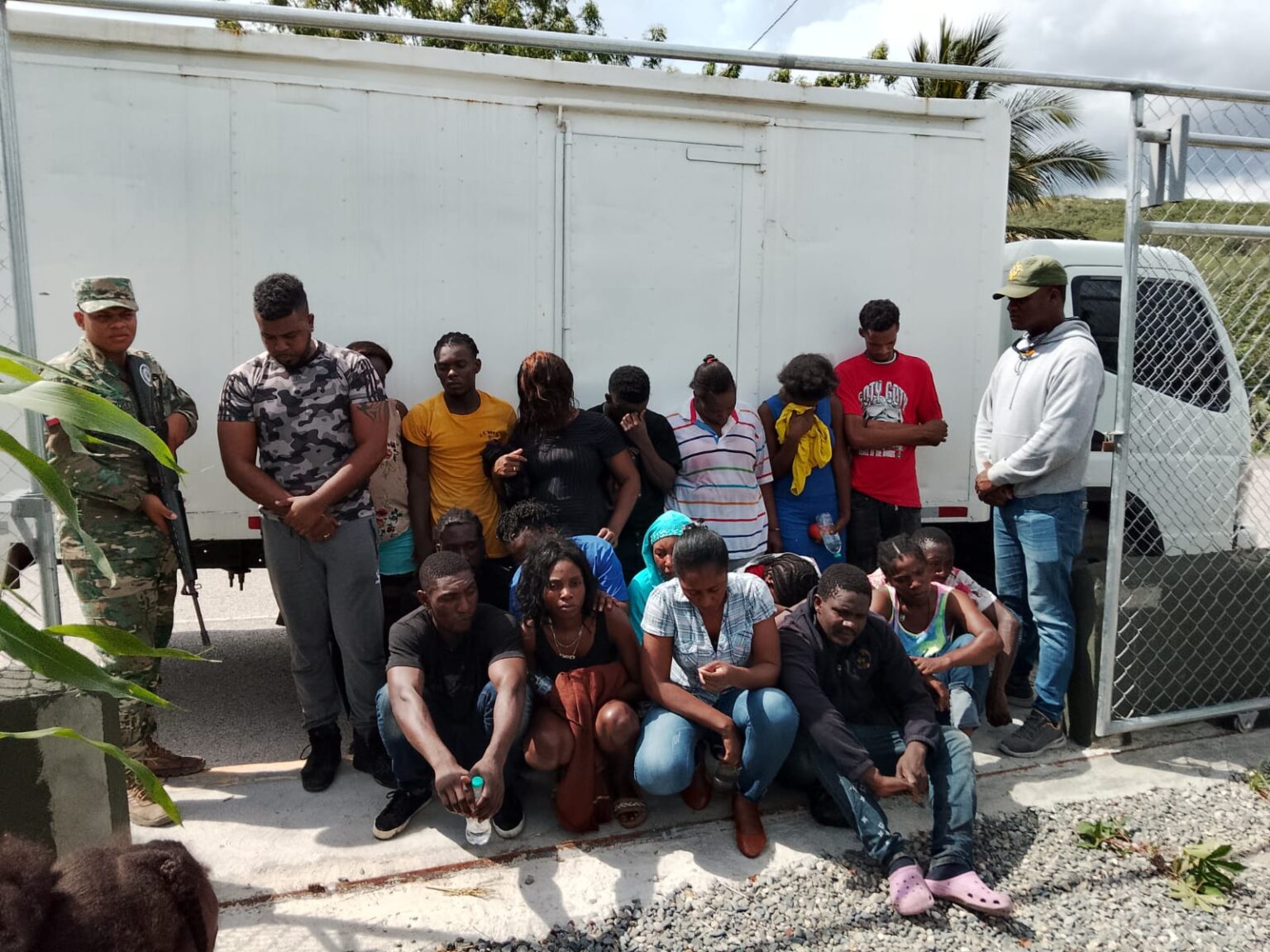 En un camión interceptado por miembros del Ejército de República Dominicana (ERD) fueron encontrados 18 inmigrantes haitianos indocumentados ocultos en el furgón cerrado del mismo, cuando intentaba evadir un puesto de chequeo tomando un atajo alterno a la carretera.