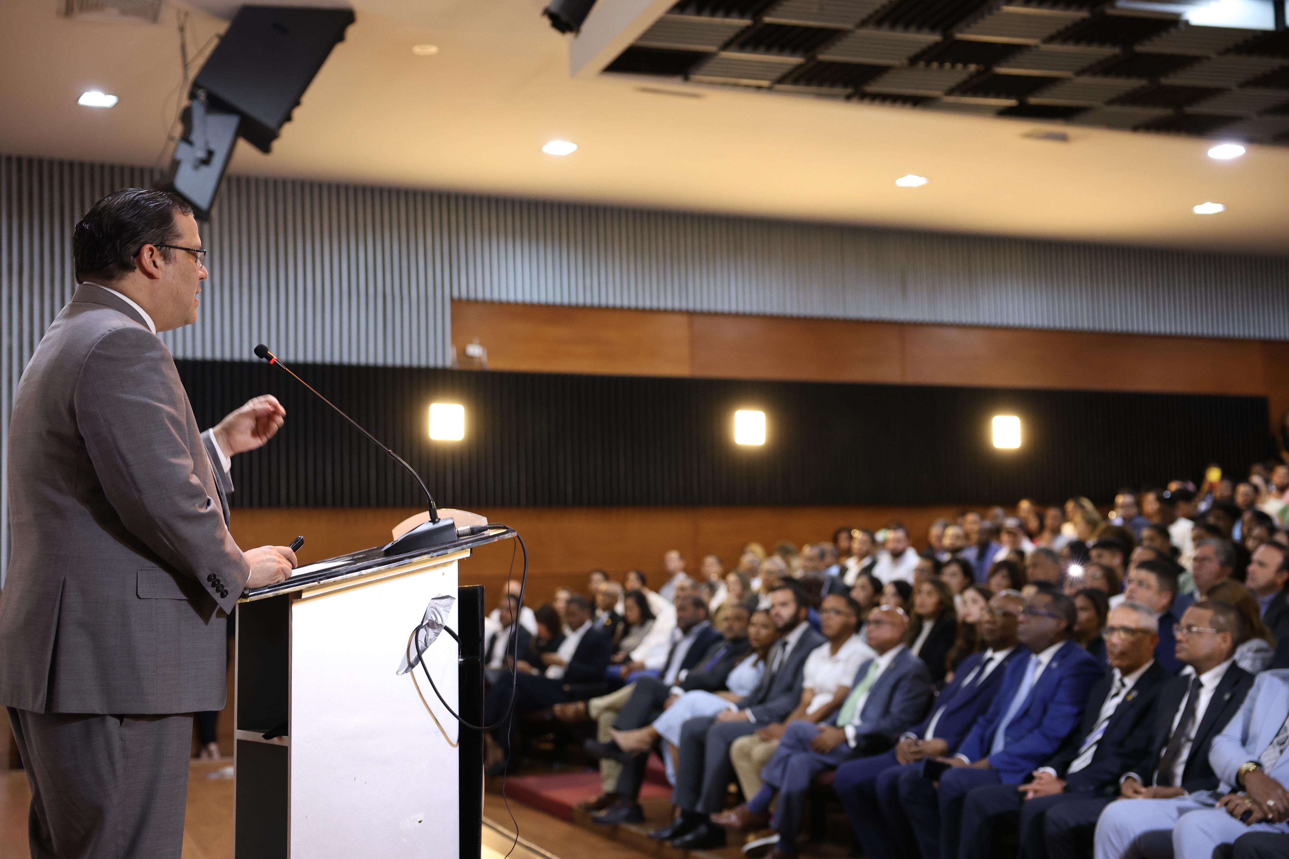 El director general de Aduanas, Yayo Sanz Lovatón, planteó, ante estudiantes de la Facultad de Ciencias Económicas y Sociales de la Universidad Autónoma de Santo Domingo (UASD), que la logística es el futuro de la economía dominicana, de la mano del posicionamiento del país como un hub logístico regional.