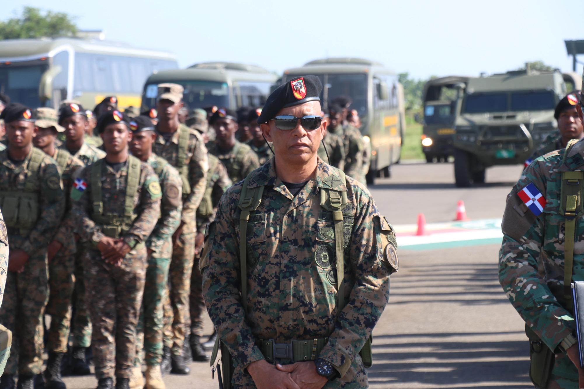 400 soldados llegaron la mañana de este miércoles a la Fortaleza Beller del Ejército en Dajabón para ser desplegados en la frontera norte para reforzamiento, mientras que otras tropas serán desplegadas en la parte sur para un total de 800 militares y que darán apoyo a los uniformados que ya brindan servicio en la línea fronteriza.