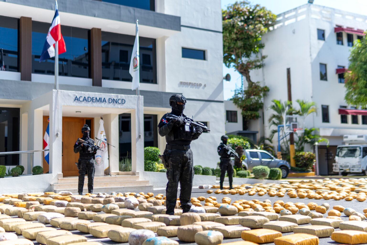 La Dirección Nacional de Control de Drogas (DNCD) en coordinación con otros organismos de seguridad del Estado, decomisaron un cargamento de 4,836 libras de Marihuana y 11 paquetes presunta cocaína, tras interceptar un camión tanquero que simulaba transportar gas propano, durante un operativo realizado en la fronteriza provincia de Pedernales.
