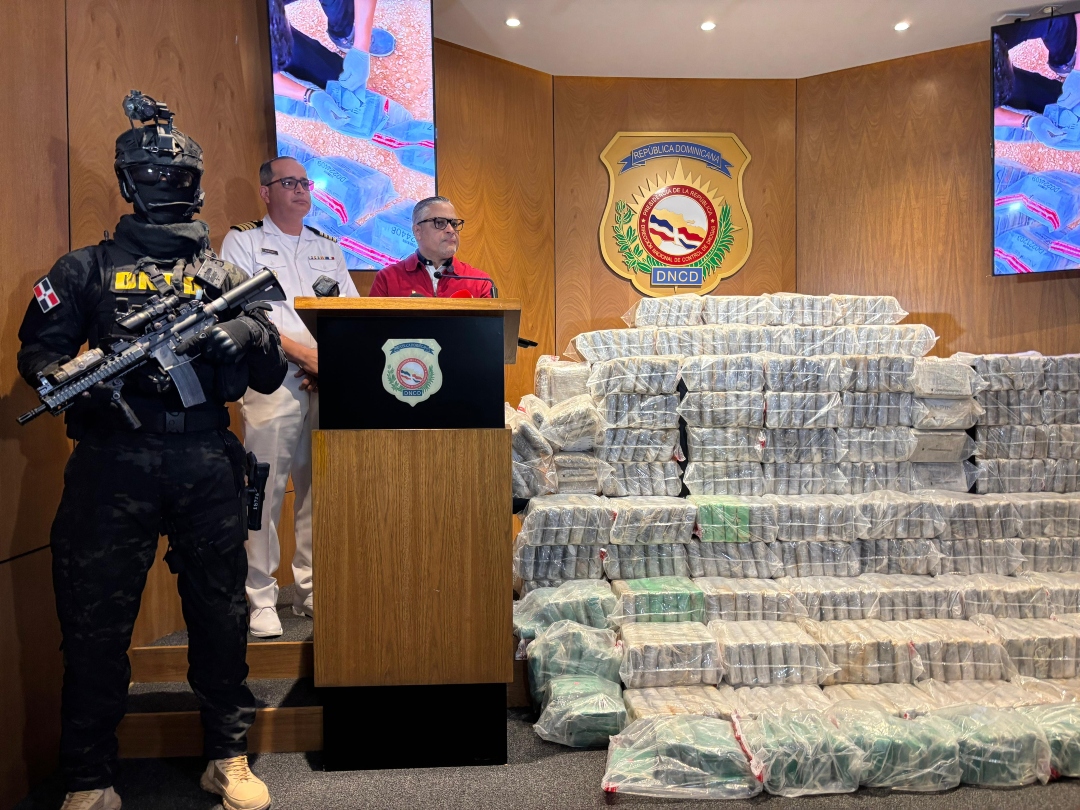 Las autoridades dominicanas asestaron un golpe al narcotráfico y al crimen organizado, con la incautación de 834 paquetes presumiblemente de cocaína y marihuana, y el arresto de dos hombres frente a las costas de Pedernales.