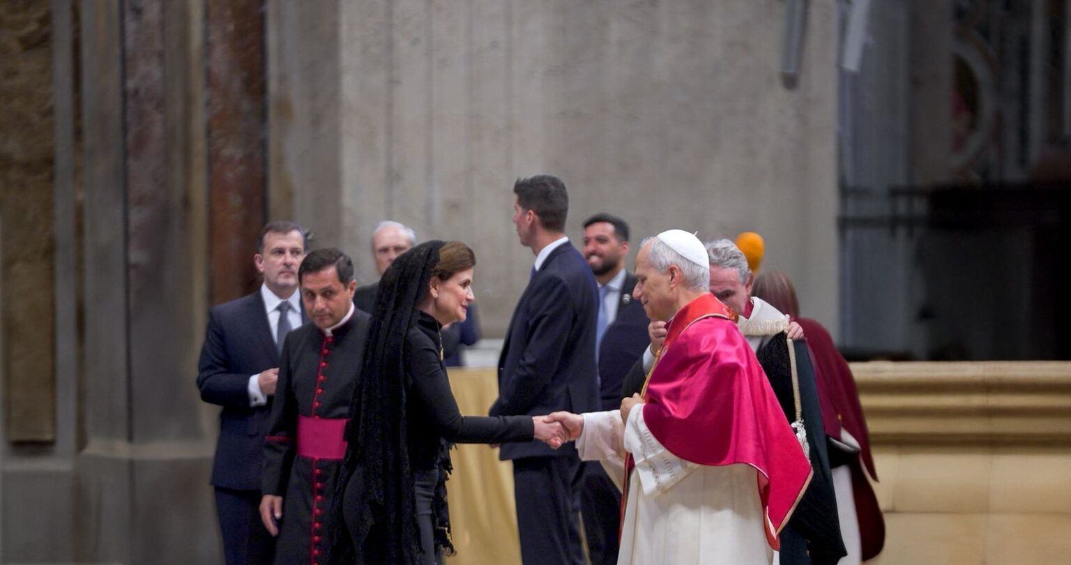 La vicepresidenta de la República, Raquel Peña, participó este domingo de la solemne misa de inicio del pontificado de su santidad el papa León XIV, en representación del pueblo dominicano.