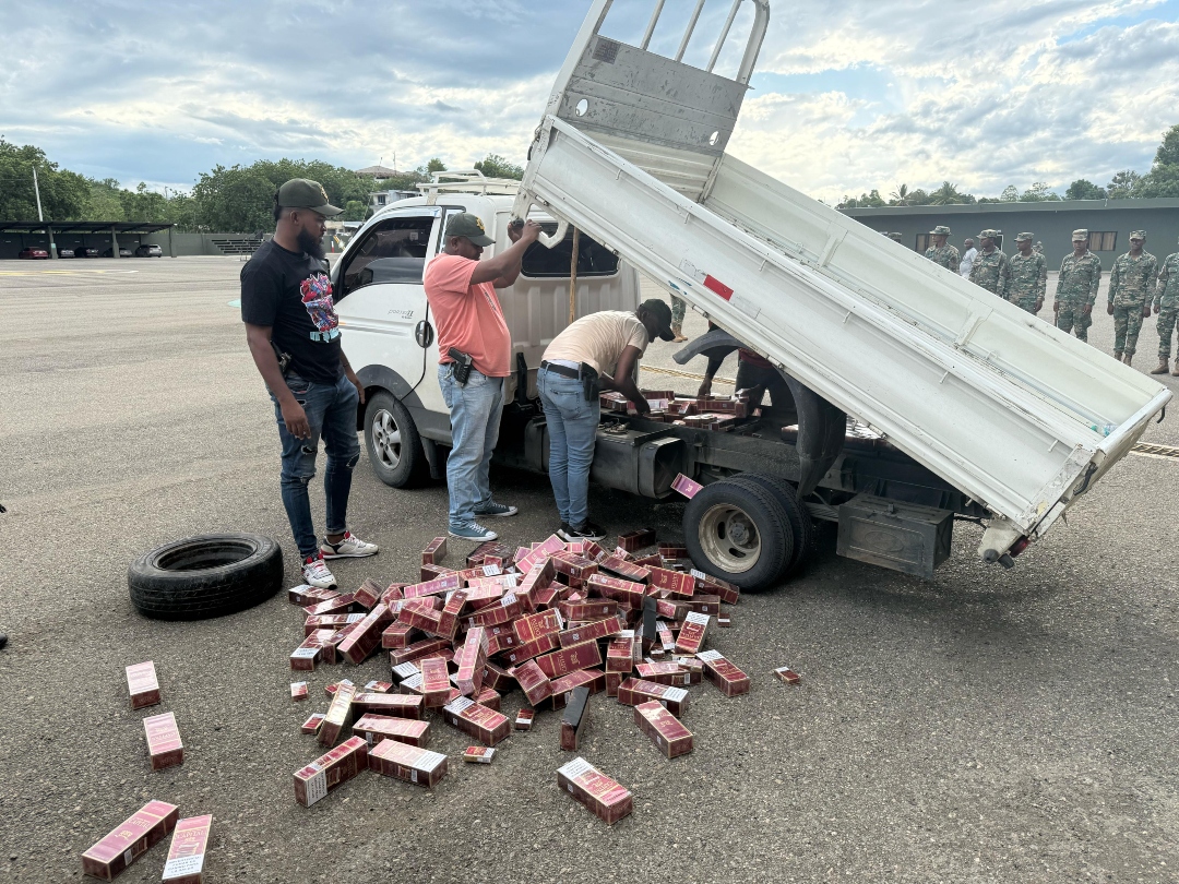 Un contrabando de 80 mil unidades de cigarrillos de la marca Capital fue descubierto en un camión durante una inspección vehicular realizada en la comunidad Alto del Cana, provincia Santiago Rodríguez.