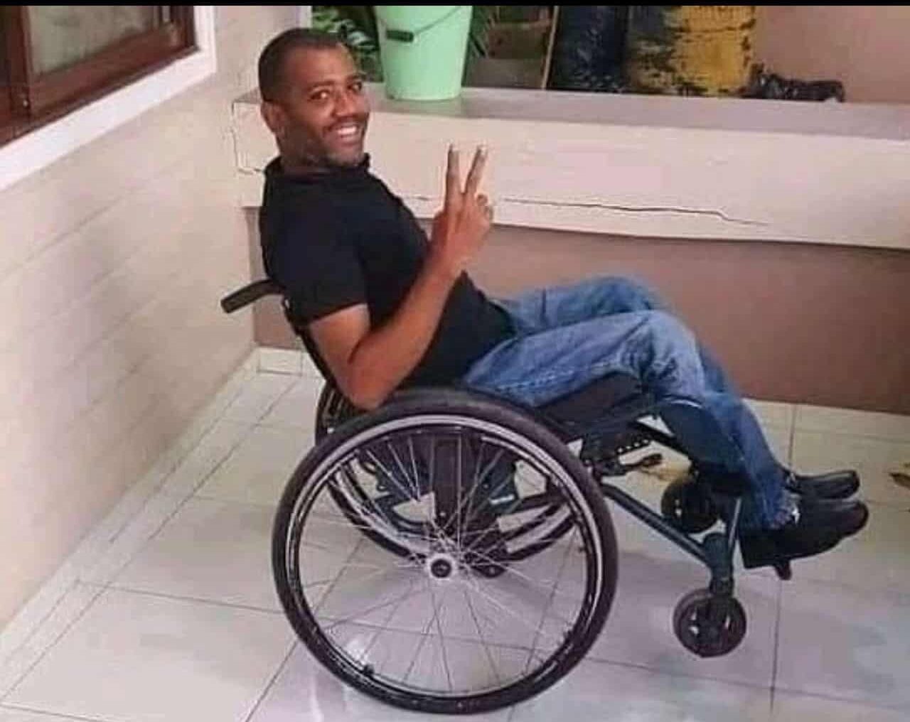 El joven Víctor Liberato, quien por la falta de movilidad en sus piernas permanece postrado en silla de ruedas ultimó de varias puñaladas a su padre e hirió a su sobrino menor de edad, en un hecho ocurrido en el sector Carlos Daniel (La Guarira), de la provincia Valverde, municipio de Mao.