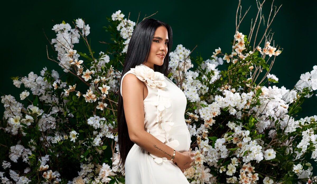 La cantante dominicana Martha Heredia, reveló al mundo que está en la dulce espera de su primer bebé, fruto de su relación con el también cantante, el bachatero mexicano Geraldo Lares.