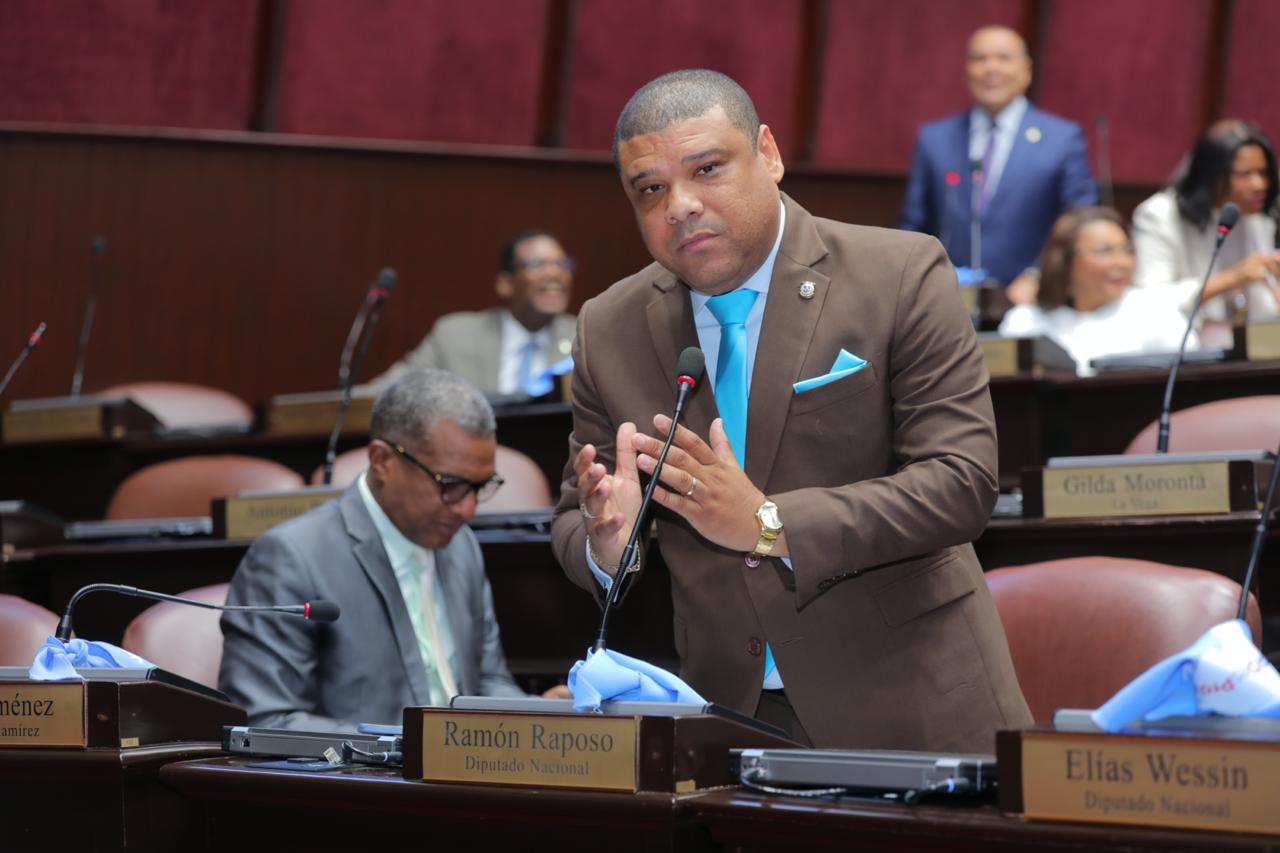 El diputado nacional Ramón Raposo denunció este martes que el deterioro que muestran las principales calles y avenidas del municipio Santo Domingo Norte es alarmante.