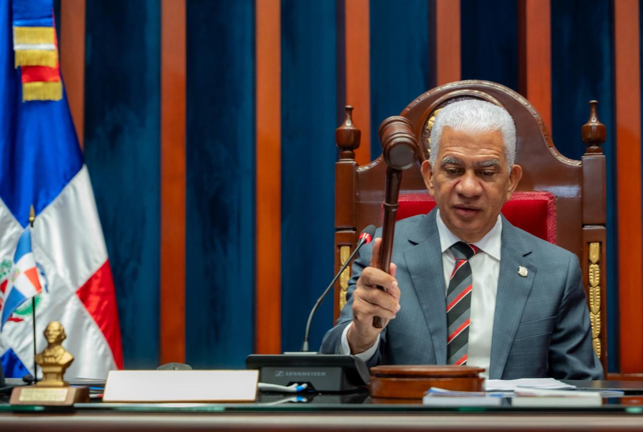 El Senado de la República aprobó en dos lecturas consecutivas y declaró de urgencia, el proyecto de ley que dispone la fusión del Ministerio de Hacienda y el Ministerio de Economía, Planificación y Desarrollo e instituye el Ministerio de Hacienda y Economía.