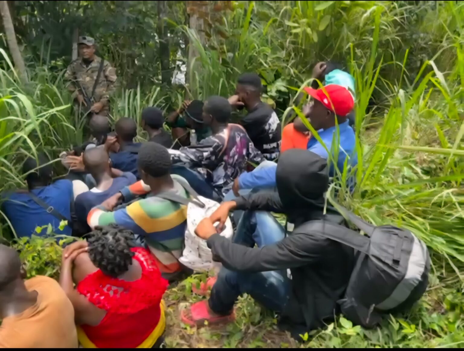 El Ejército de República Dominicana informó este jueves sobre el apresamiento de un grupo de 18 inmigrantes haitianos indocumentados en el Distrito Municipal Santiago de la Cruz de Dajabón.