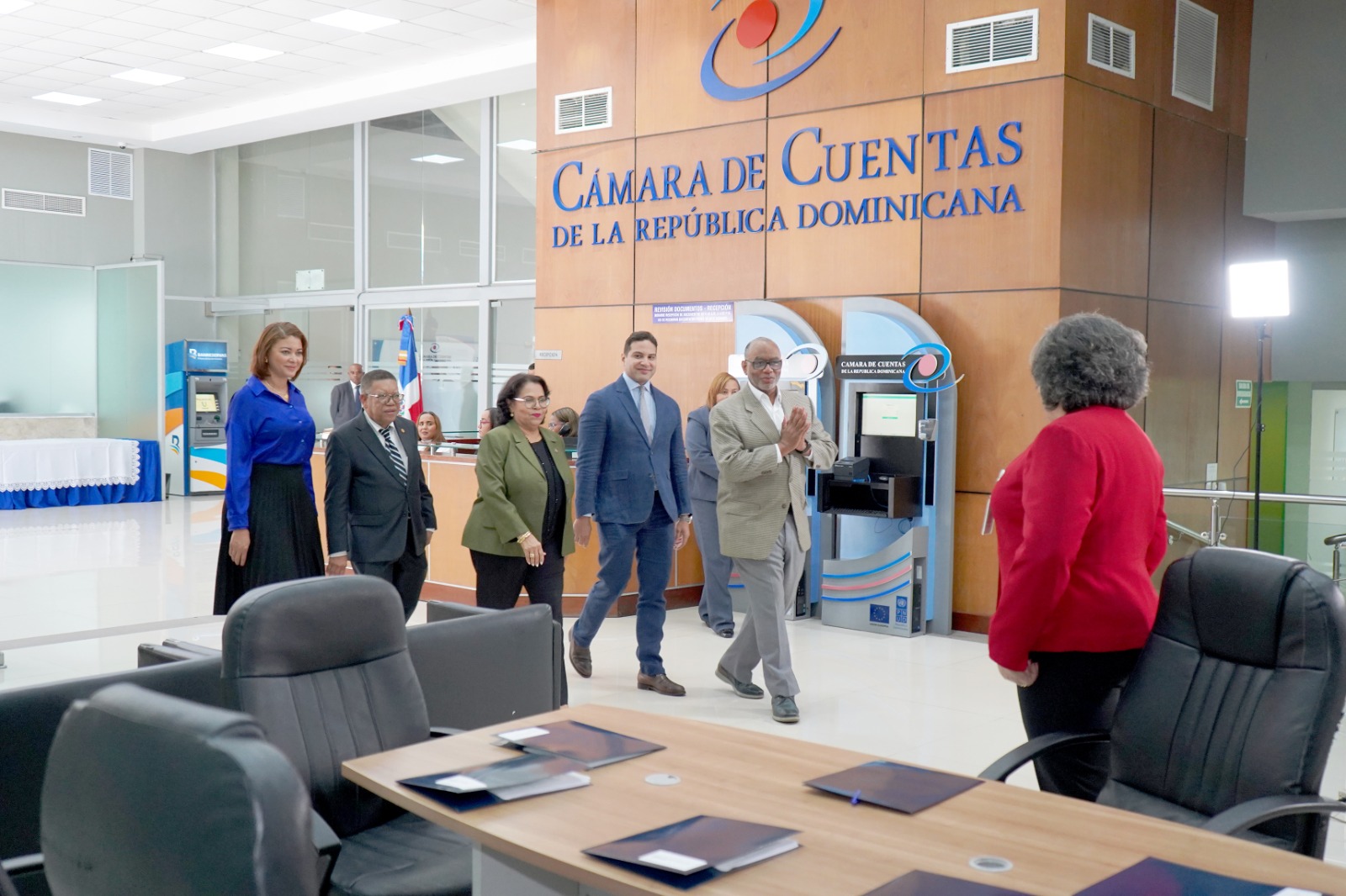 En cumplimiento del mandato constitucional establecido en la Ley 311-14, artículo 2, que obliga a los funcionarios públicos a presentar su declaración jurada de patrimonio dentro de los treinta (30) días siguientes a su toma de posesión, los miembros del Pleno de la Cámara de Cuentas de la República Dominicana (CCRD), encabezados por su presidenta, doctora Emma Polanco Melo de Mercedes, presentaron formalmente su declaración jurada de bienes.