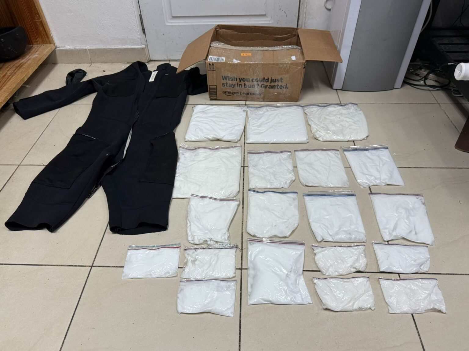 Agentes de la Dirección Nacional de Control de Drogas (DNCD) y miembros del Ministerio Público, incautaron 19 láminas de cocaína, camufladas en el interior de un traje de buzo, durante labores de inspección conjunta realizadas en el aeropuerto Internacional de Las Américas, JFPG.