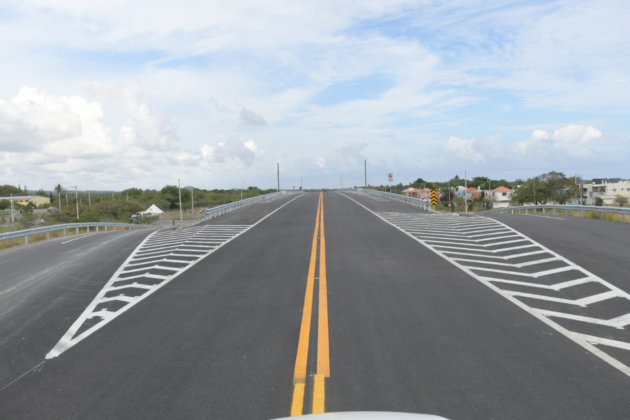 El ministerio de Obras Públicas y Comunicaciones (MOPC) informa a la ciudadanía, que con motivo de la celebración del feriado de las madres, se habilitará el paso provisional en la Circunvalación de Baní para faciliar el flujo vehicular desde y hacia la región Sur.