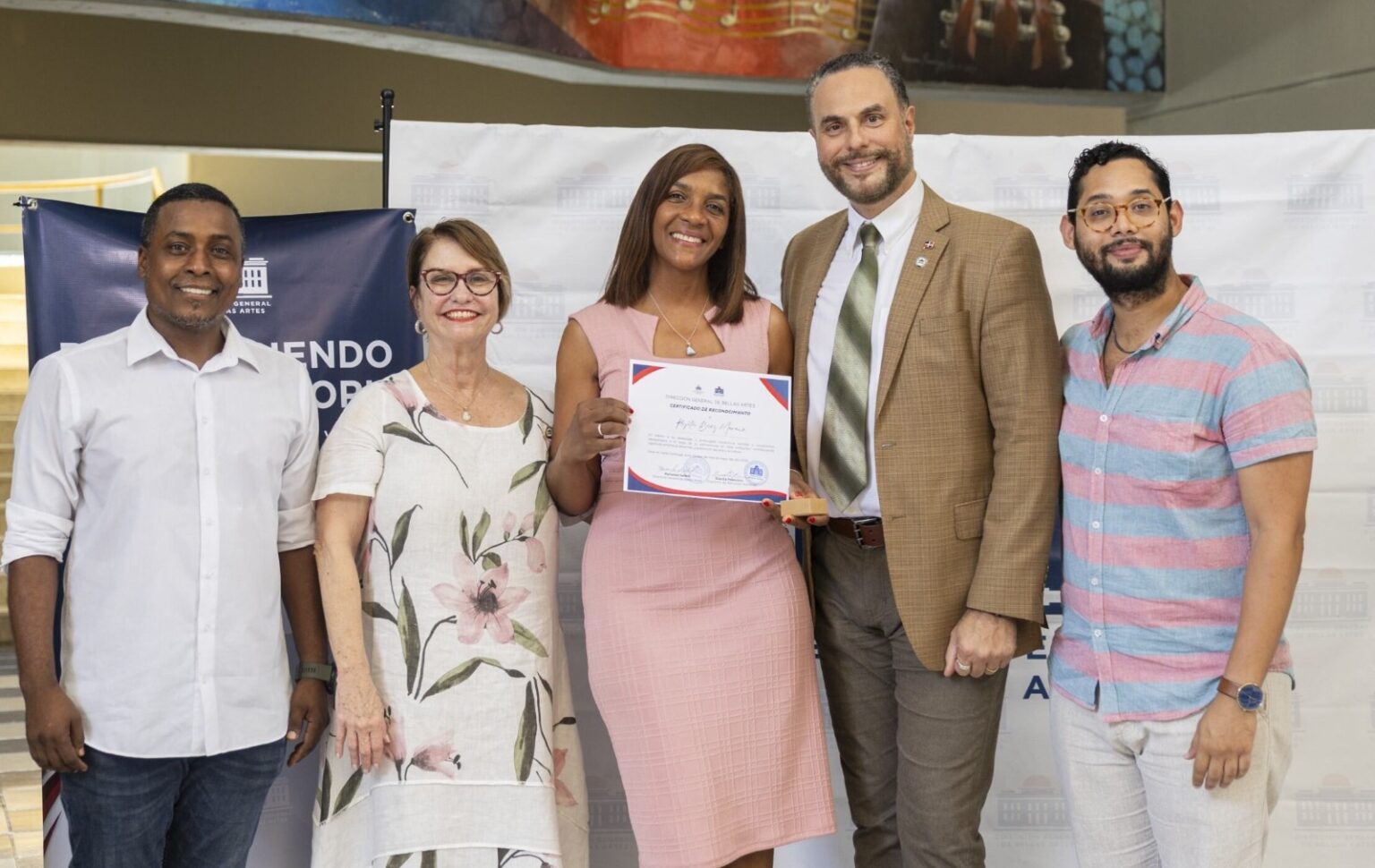 En una velada llena de emociones, música y gratitud, la Dirección General de Bellas Artes (DGBA) reconoció este jueves la trayectoria de 80 colaboradores que han dedicado más de 25 años de servicio ininterrumpido a esta institución cultural del país.
