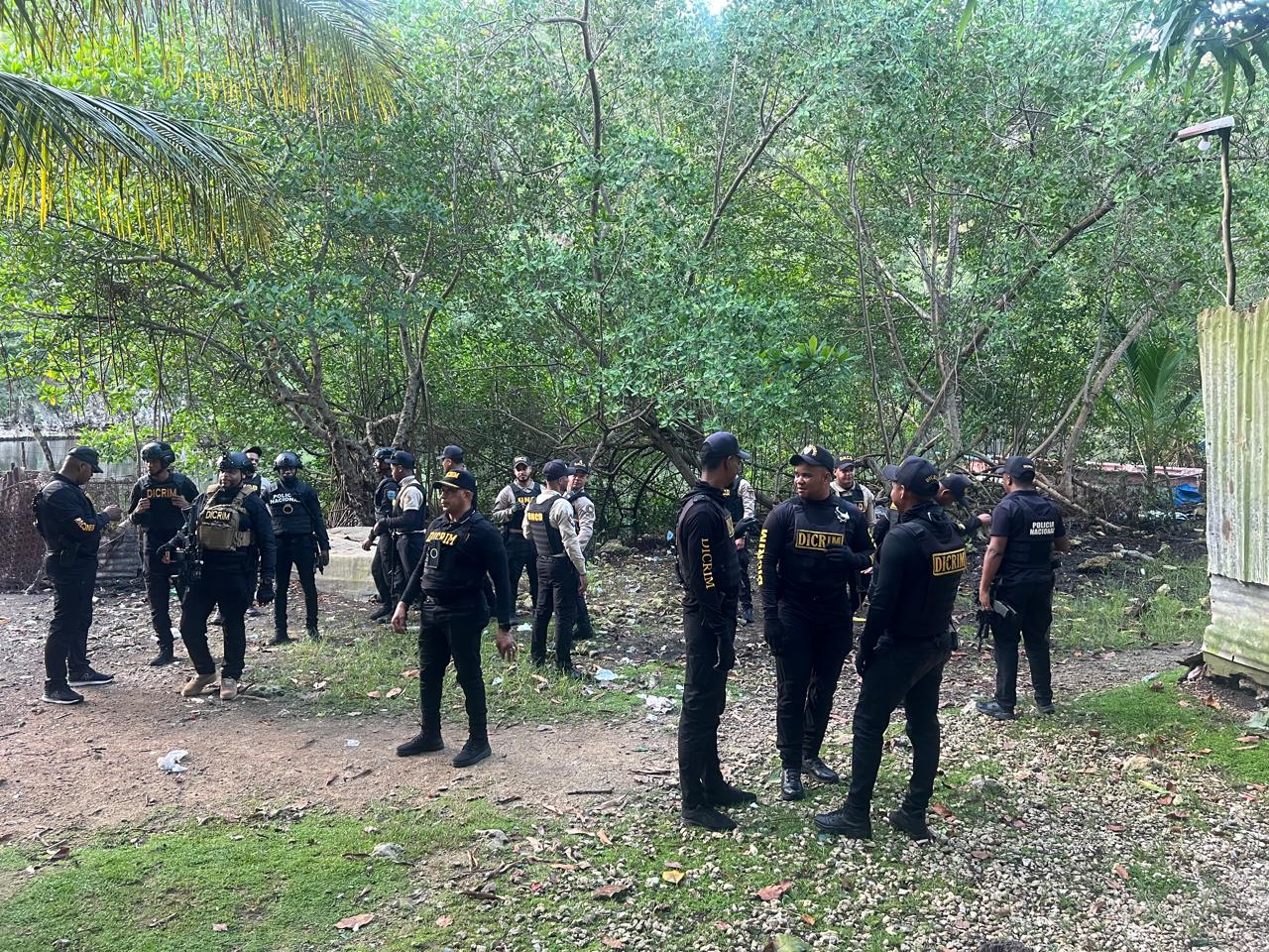 Un total de 354 porciones de presunta cocaína, 59 porciones de presunta marihuana, tres porciones de un material rocoso presumiblemente crack y un celular fueron ocupados durante un operativo conjunto realizado en los sectores Culo de Maco, Río Dulce, Río Salado y San Carlos, de esta provincia