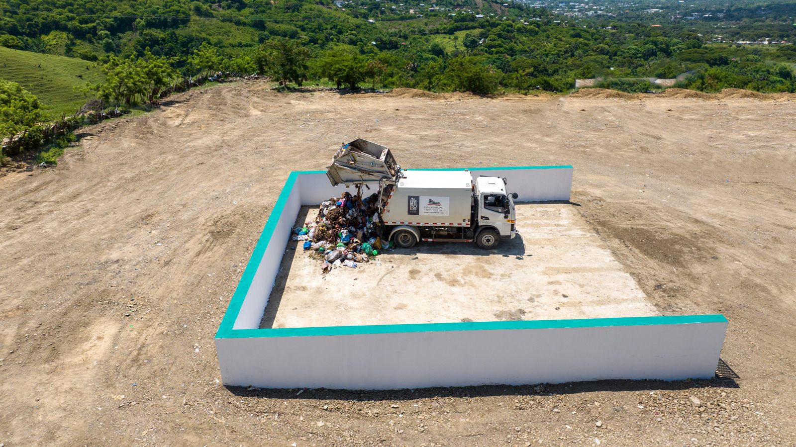 El Fideicomiso Público-Privado para la Gestión Integral de Residuos Sólidos (DO Sostenible) inauguró este la nueva estación de transferencia de residuos sólidos en el municipio de Tamboril, junto al cierre técnico del vertedero municipal, transformando de manera integral el sistema de manejo de desechos en esta zona del Cibao.