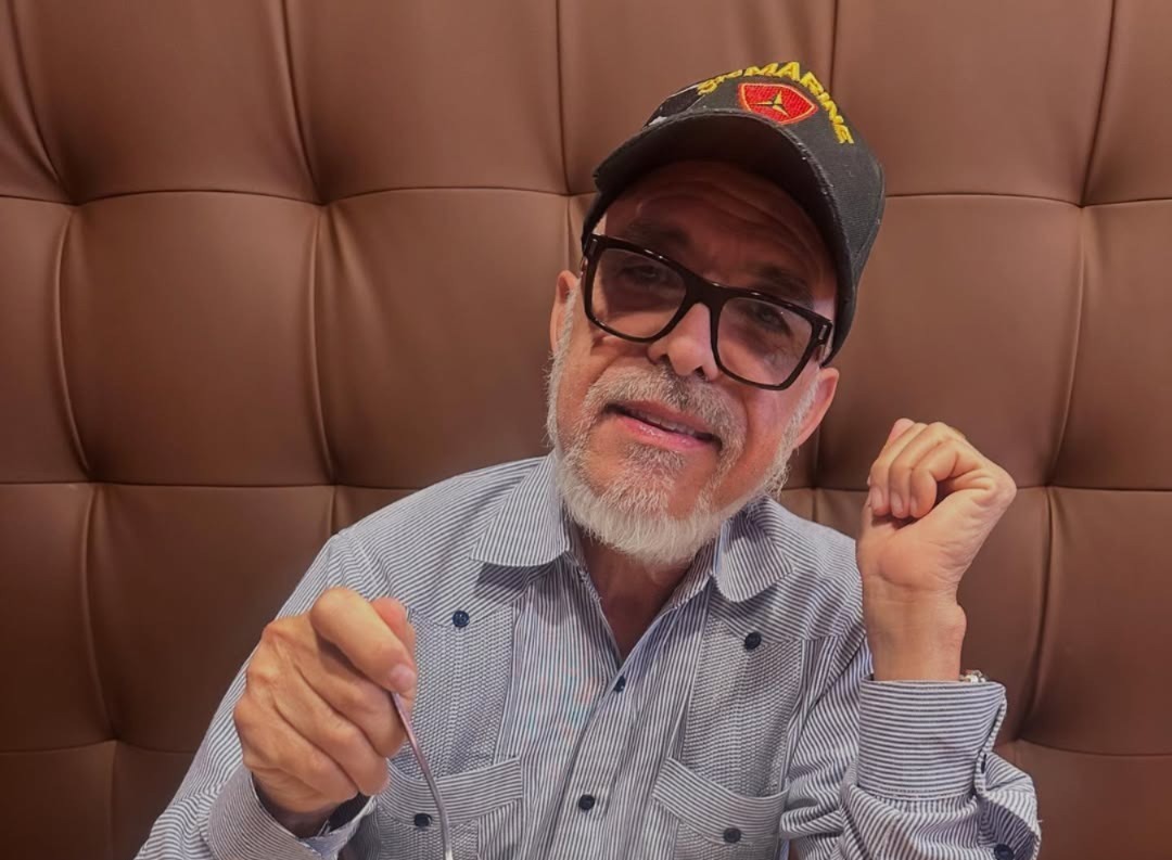 El comunicador Ángel Martínez será presentado este martes ante la Fiscalía del Distrito Nacional para conocer una audiencia relacionada con el levantamiento de la declaratoria de rebeldía que pesa en su contra, según confirmó su abogado, Carlos Mesa.