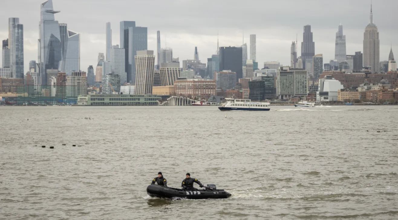 El cuerpo sin vida de un hombre fue rescatado del río Hudson la tarde del lunes, en las inmediaciones de Battery Park, en el bajo Manhattan.