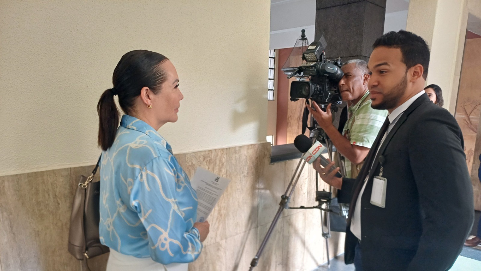  La cirujana venezolana karla Moya reveló este martes que ha instruido a sus abogados para que inicien acciones legales contra quienes, según ella, levantaron falsas acusaciones en su contra, luego de permanecer cuatro meses en prisión preventiva por supuestamente ejercer la medicina y la cirugía estética de manera ilegal en la República Dominicana.