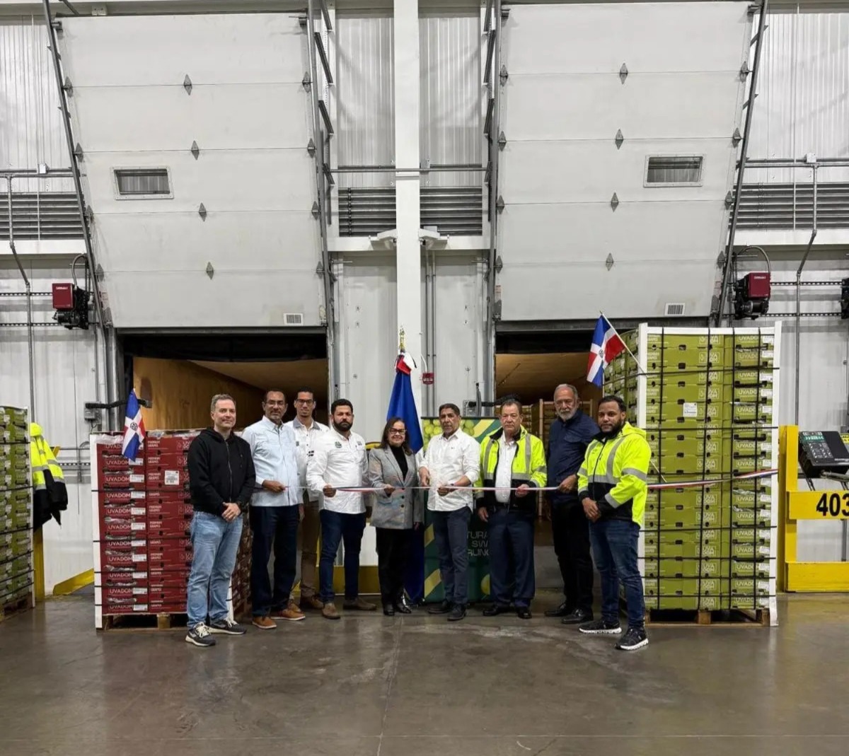 El Ministerio de Agricultura de la República Dominicana informó que arribó a puerto estadounidense los dos primeros furgones cargados de uvas de mesa producidas en el país, y que el titular de esta cartera, Limber Cruz, recibió el cargamento en la ciudad de Filadelfia.