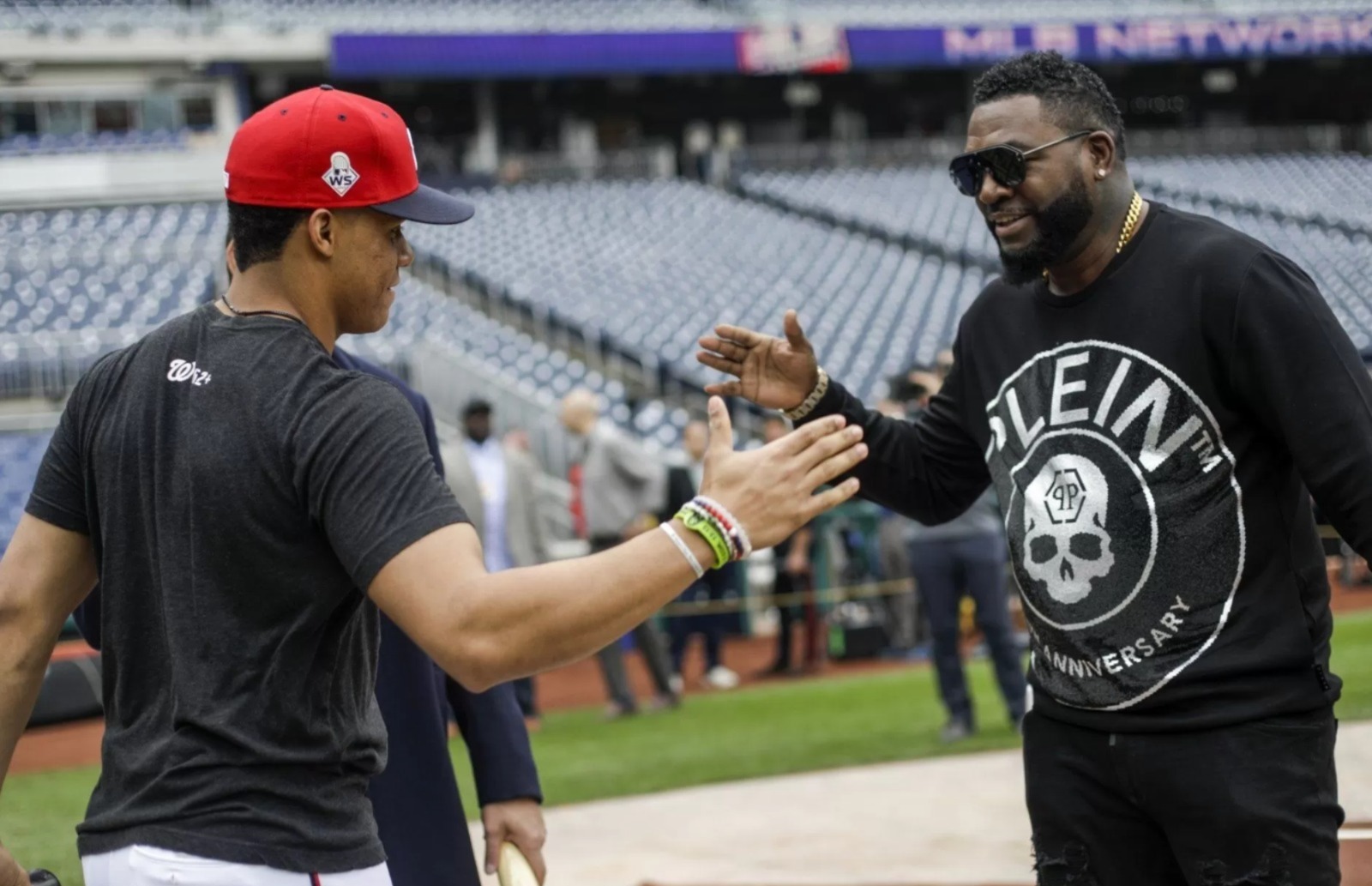 El miembro del Salón de la Fama, David Ortiz, salió en defensa de Juan Soto en medio del difícil momento que atraviesa el jardinero dominicano con los New York Mets. Durante su participación en el programa El Mañanero Radio, Ortiz fue tajante al señalar que el problema no es el desempeño de Soto, sino las expectativas desmedidas que lo comparan con leyendas irrepetibles como Barry Bonds.