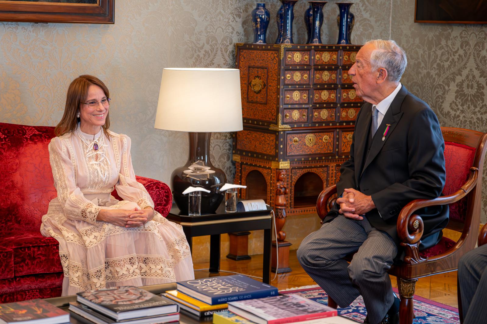 La embajadora de la República Dominicana en Portugal, Patricia Villegas de Jorge, presentó formalmente sus cartas credenciales ante el presidente portugués, Marcelo Rebelo de Sousa, en una ceremonia oficial que marca el comienzo de su misión diplomática en el país europeo.